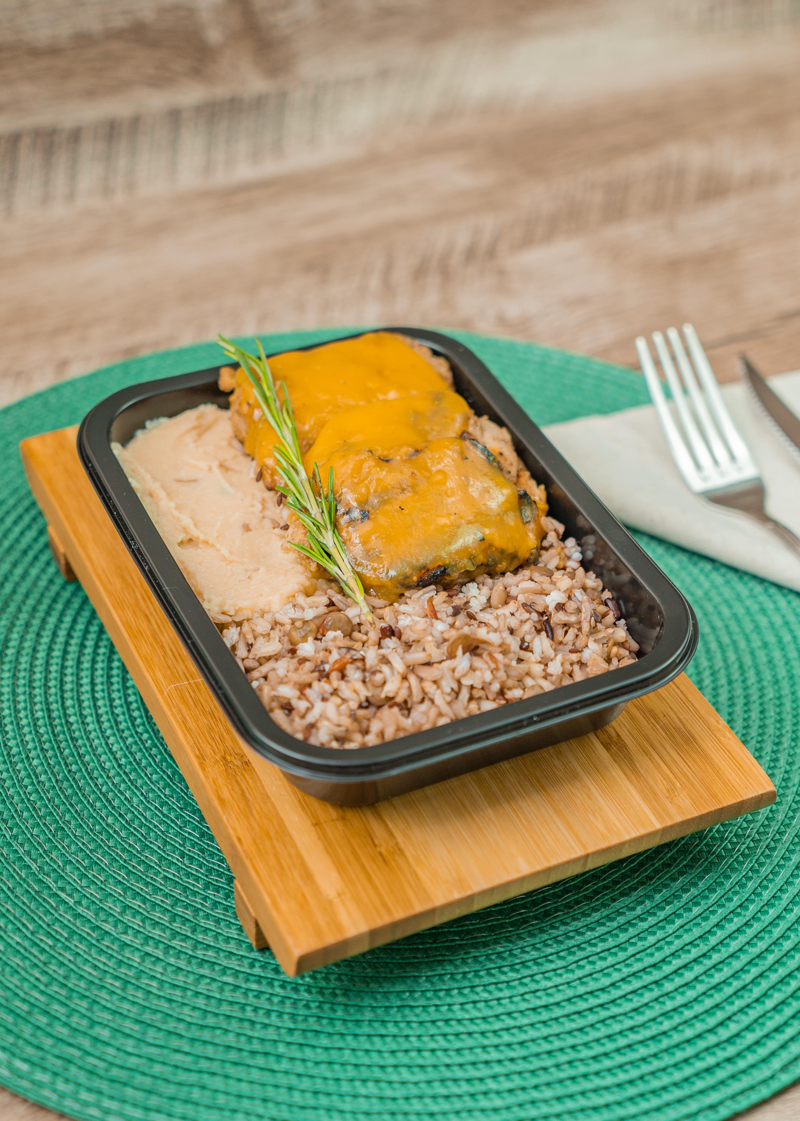 Sobrecoxas desossadas ao molho de laranja com purê de batata doce e arroz multigrãos